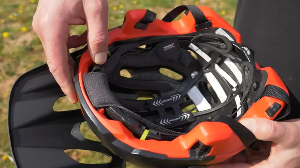 What is the difference between a full face helmet and an open face helmet?