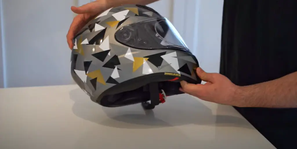 How to customize a motorbike helmet?